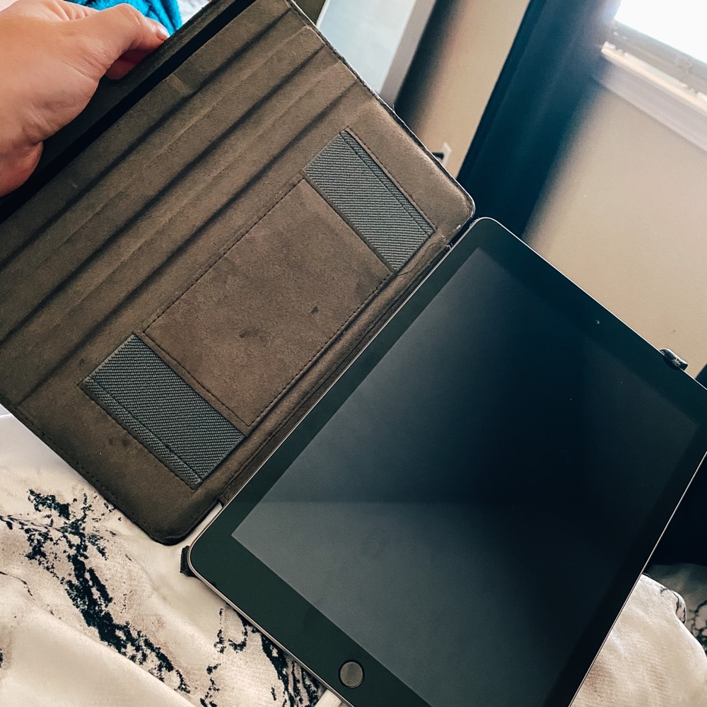 iPad - Picture 5 of 5